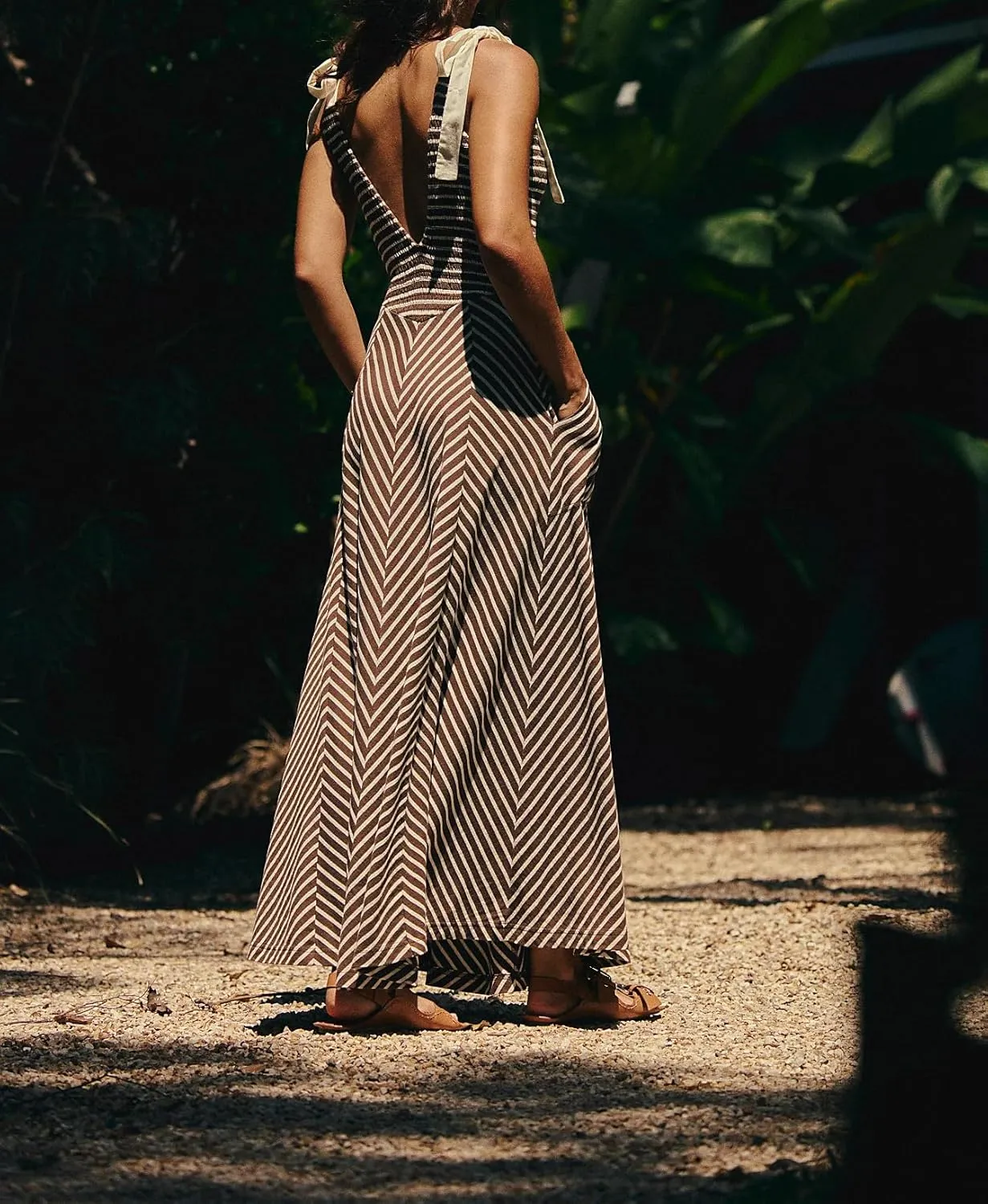 Casual Summer Maxi Dresses Striped Smocked V Neck Sleeveless Sundress Tie Strap Flowy Beach Long Dress with Pockets