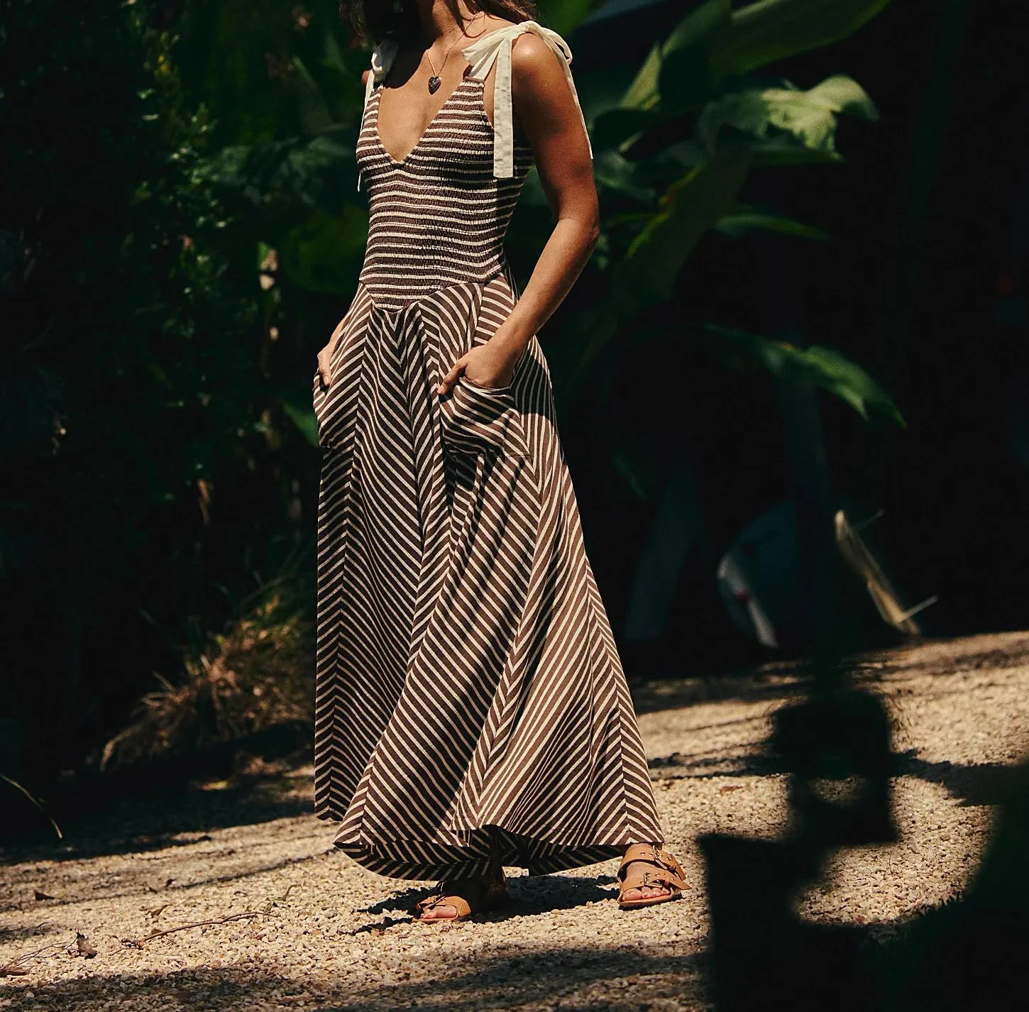 Casual Summer Maxi Dresses Striped Smocked V Neck Sleeveless Sundress Tie Strap Flowy Beach Long Dress with Pockets