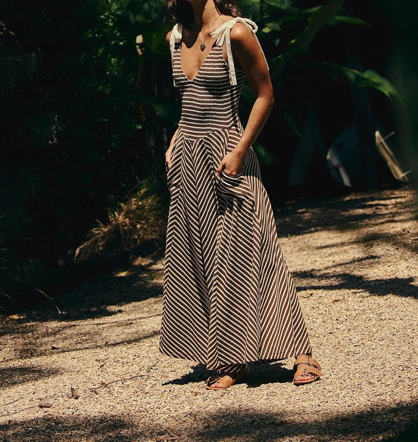 Casual Summer Maxi Dresses Striped Smocked V Neck Sleeveless Sundress Tie Strap Flowy Beach Long Dress with Pockets